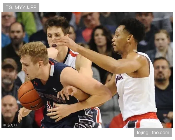 拉人犯规判罚细节揭秘：为何有时裁判选择不吹哨？