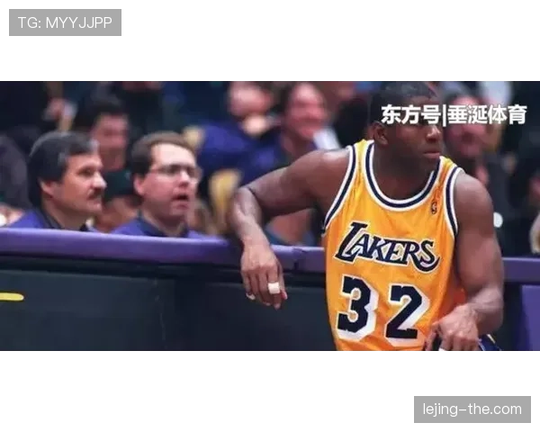 魔术师约翰逊快攻拉开空间带动队友胜过克里斯·保罗